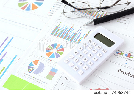 ビジネスチャートと電卓 74968746