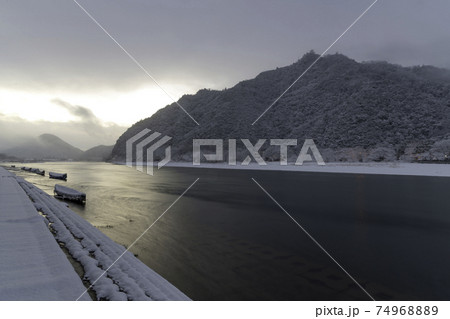 雪景色の長良川の夜明け 74968889