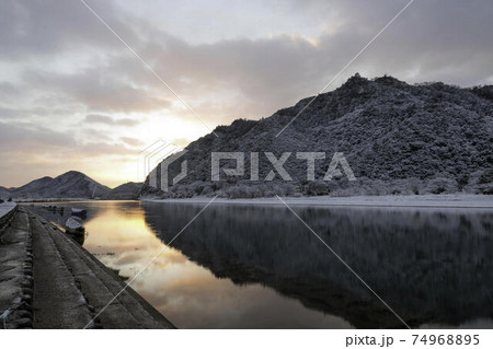 雪景色の長良川の夜明け 雪景色の長良川の夜明け 74968895