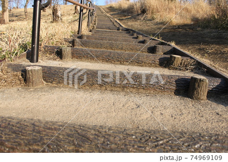 階段を登ると 74969109