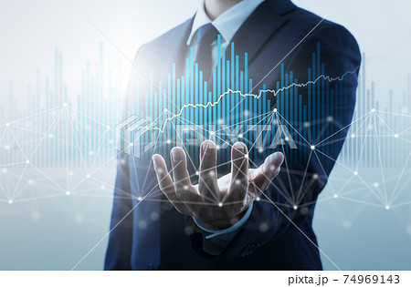 データ分析をする男性。経営分析とテクノロジー。棒グラフとネットワーク構造。 74969143
