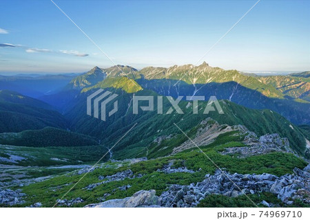 大天井岳山頂からの朝日を浴びる槍ヶ岳と穂高連峰 74969710