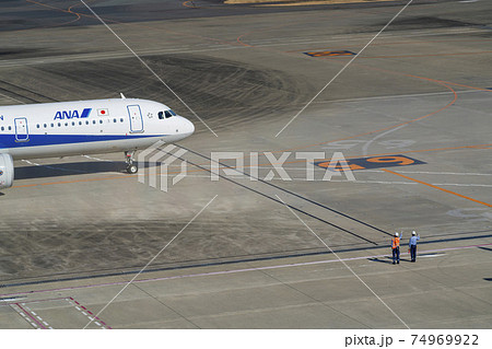 空港の風景　飛行機を見送るグランドハンドリング　東京都大田区 74969922