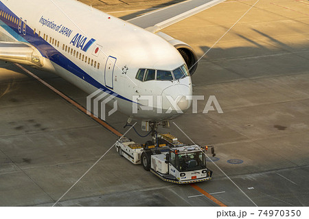 夕暮れの空港 トーイングカーと飛行機 東京都大田区 夕暮れの空港 トーイングカーと飛行機 東京都大田区 74970350
