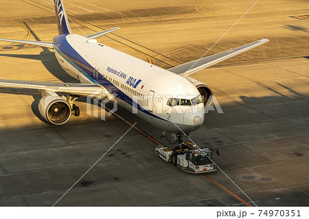 夕暮れの空港 トーイングカーと飛行機 東京都大田区 夕暮れの空港 トーイングカーと飛行機 東京都大田区 74970351