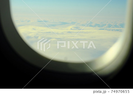 飛行機から見える空 74970655