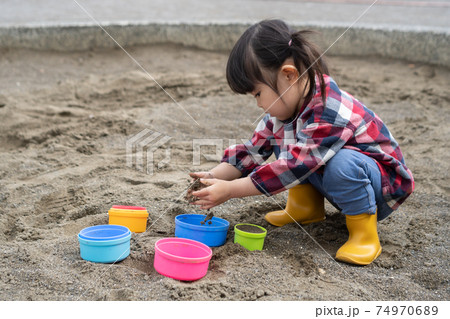 砂遊びする子供 74970689