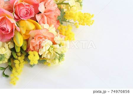 ミモザのある花束 74970856