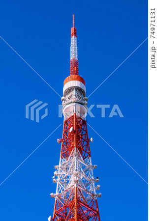 日本の東京都市景観　青空に映える東京タワーなどを望む 74971131