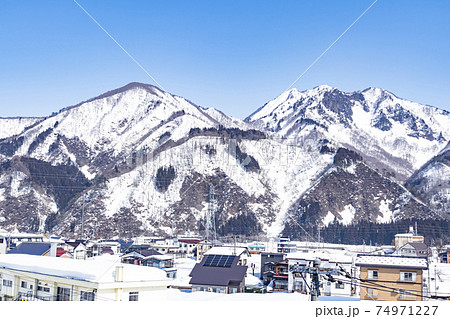 冬の晴れた日の湯沢町 越後湯沢駅周辺の街並みの写真素材