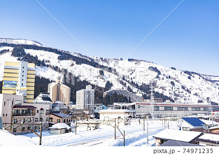 冬の晴れた日の湯沢町 越後湯沢駅周辺の街並みの写真素材