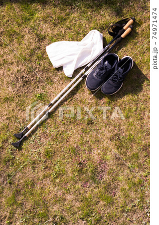 芝生の上に置いたスニーカーとストックとタオル 芝生の上に置いたスニーカーとストックとタオル 74971474