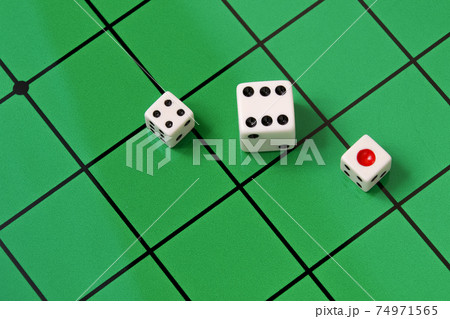 サイコロ オセロ 盤面 四角 四角形 ゲーム 娯楽 数字 賭博 ギャンブル カジノ さいころの写真素材