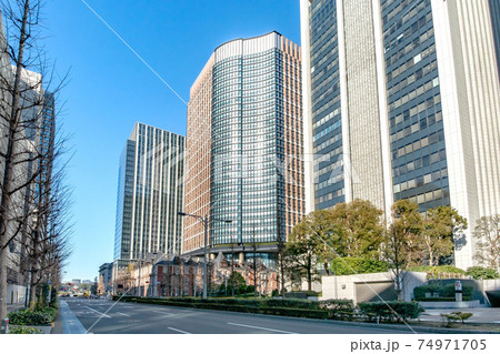 丸の内馬場先通りの高層ビル群 74971705
