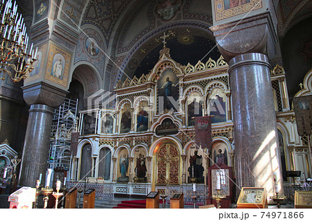 フィンランド　ヘルシンキ　カタヤノッカ　に立つ　ウスペンスキー大聖堂　内観　イコノスタシスが見える 74971866