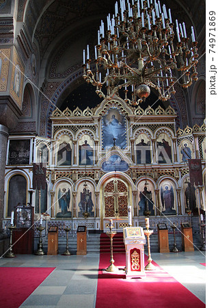 フィンランド　ヘルシンキ　カタヤノッカ　に立つ　ウスペンスキー大聖堂　正面にイコノスタシスが見える 74971869