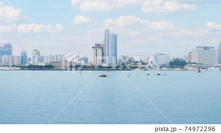 中国・アモイ（厦門） 船の上から見る高層ビル群 74972296
