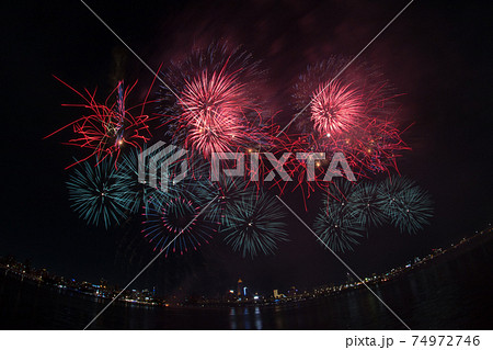 花火 キラキラ輝くもの 線香花火 74972746