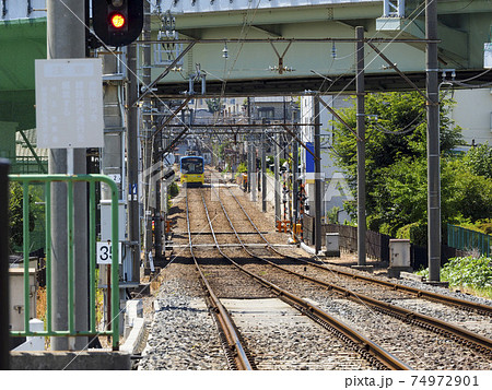 大和川駅より見る専用軌道を走る路面電車の風景 大和川駅より見る専用軌道を走る路面電車の風景 74972901