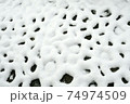 石畳に積もった雪の溶け出した模様 74974509