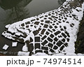 石畳に積もった雪の溶け出した模様 74974514