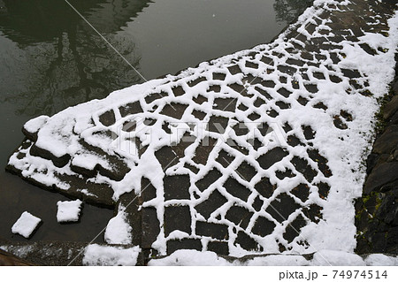 石畳に積もった雪の溶け出した模様の写真素材