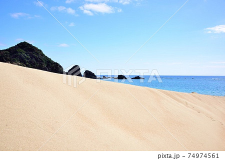 加計呂麻島 徳浜海岸 砂浜と青空 加計呂麻島 徳浜海岸 砂浜と青空 74974561