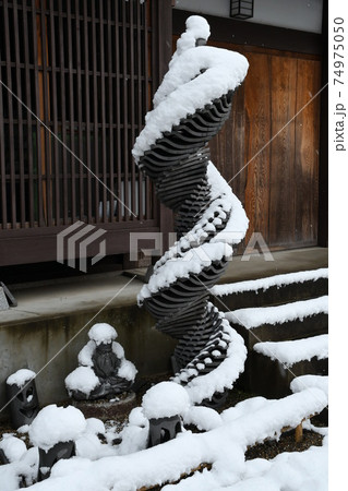 瓦と雪が作ったオブジェ 瓦と雪が作ったオブジェ 74975050