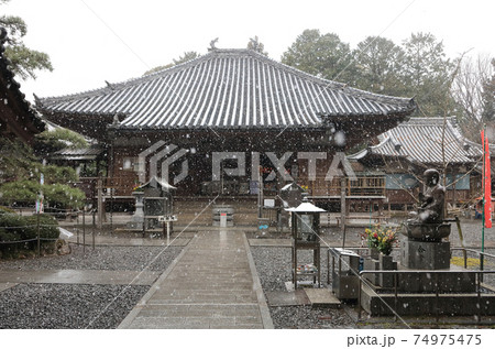 四国霊場第67番札所「大興寺」雪の本堂 74975475