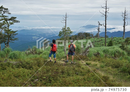 英彦山頂からの景色を眺める登山者 英彦山頂からの景色を眺める登山者 74975730