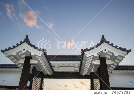 大阪城大手門夕景、春の大阪城風景 74975788