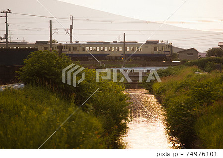 学生の頃の思い出を載せた鉄道 学生の頃の思い出を載せた鉄道 74976101