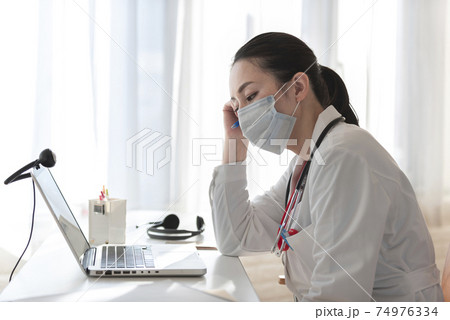 悩む女性医師 74976334