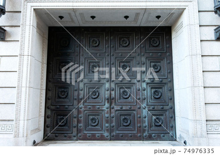 丸の内の日比谷通りと馬場先通りに面した重要文化財明治安田生命ビル 74976335