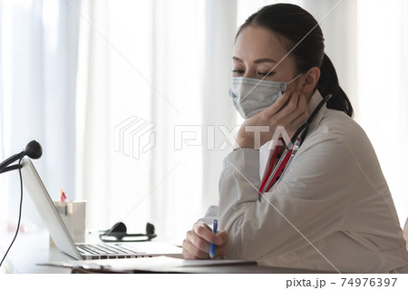 考え込む女性医師 考え込む女性医師 74976397