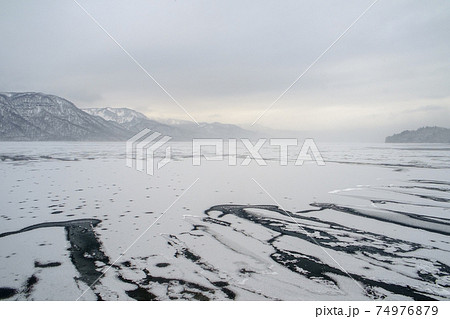 湖面が凍る厳冬の十和田湖 74976879