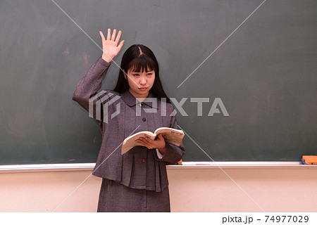 生徒に挙手をして欲しい女性の先生1 74977029