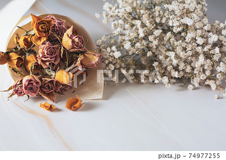 薔薇の花束とカスミソウのドライフラワー 薔薇の花束とカスミソウのドライフラワー 74977255