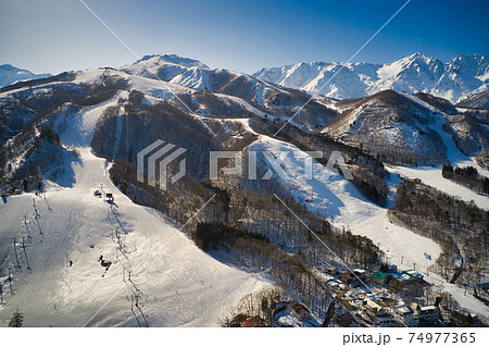 雄大な八方尾根スキー場と白馬連山 長野県白馬村(ドローンによる空撮) 雄大な八方尾根スキー場と白馬連山 長野県白馬村(ドローンによる空撮) 74977365