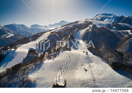 雄大な八方尾根スキー場と白馬連山 長野県白馬村(ドローンによる空撮) 雄大な八方尾根スキー場と白馬連山 長野県白馬村(ドローンによる空撮) 74977366