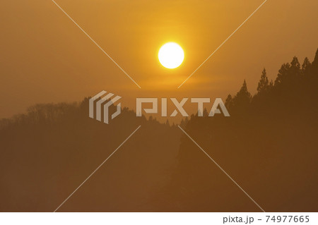 寒い冬の夕日とモヤ 寒い冬の夕日とモヤ 74977665