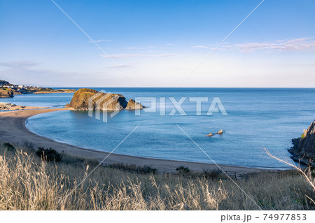 朝日を浴びる立岩 朝日を浴びる立岩 74977853