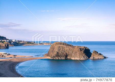 朝日を浴びる立岩 朝日を浴びる立岩 74977870