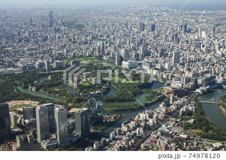 大阪上空（京橋駅付近）を飛ぶ航空機からの空撮の写真素材 [74978120 