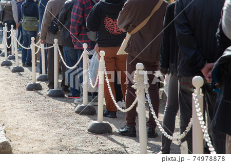 順番を待つ人々の行列 後ろ姿 74978878