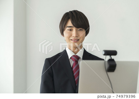 ウェブカメラに向かって話す若い男性 オンライン面接 イメージ ウェブカメラに向かって話す若い男性 オンライン面接 イメージ 74979396