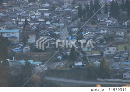 山の中の町の風景 山の中の町の風景 74979515