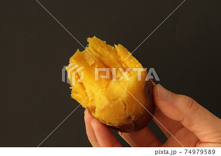 安納芋の断面のアップと女性の右手 74979589