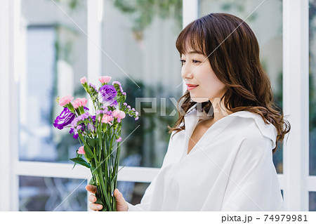 テラスで花束を持つ若い女性 テラスで花束を持つ若い女性 74979981
