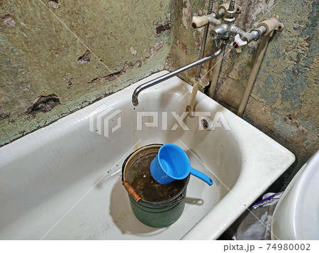 Water dripping from the tap 74980002